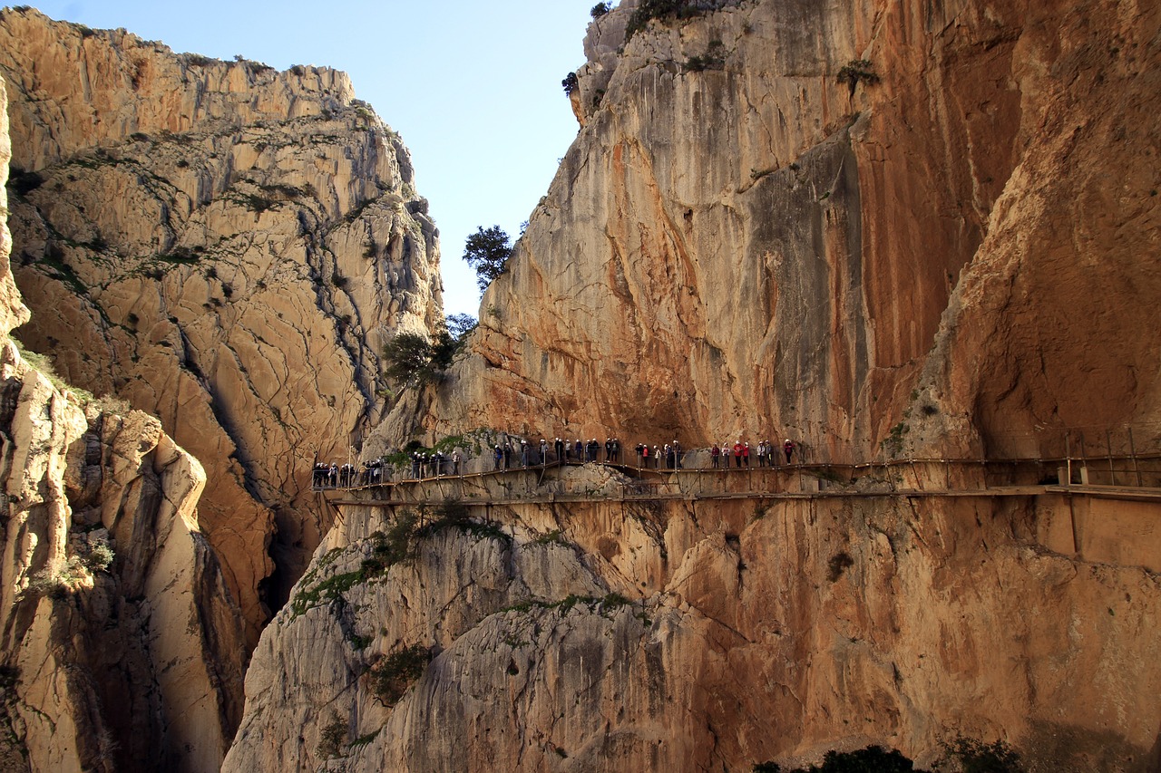 西班牙遭遇过度旅游，挑战与对策